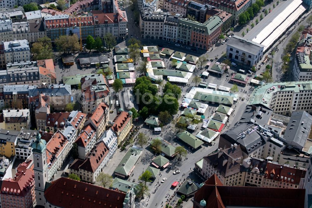 Aerial image München - Vending and food stalls and trading booths on the Viktualienmarkt in the old town in Munich in the state Bavaria, Germany