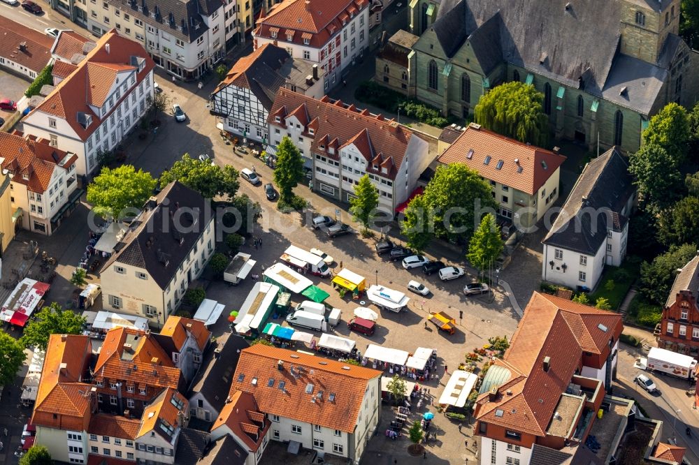 Werl from the bird's eye view: Sale and food stands and trade stalls in the market place in Werl in the state North Rhine-Westphalia, Germany