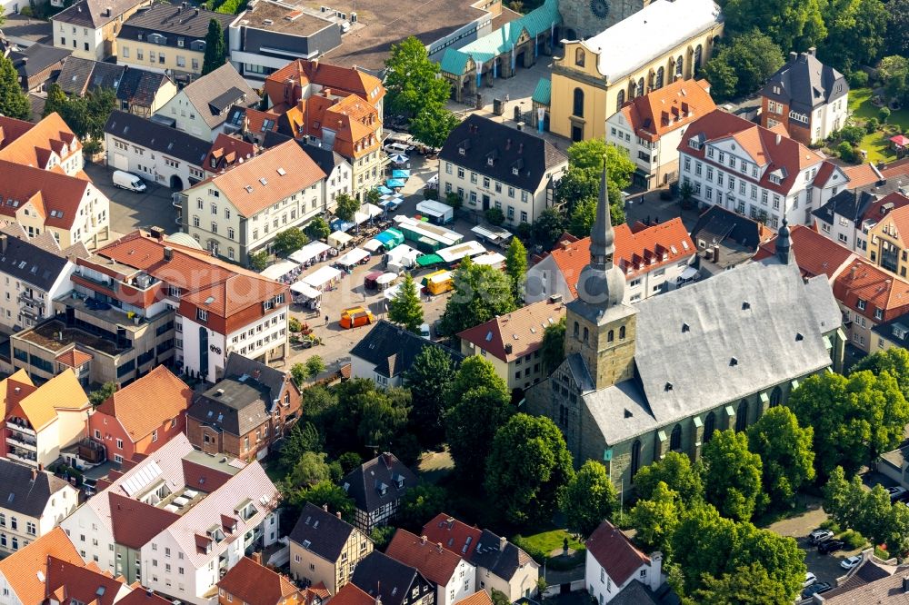 Werl from the bird's eye view: Sale and food stands and trade stalls in the market place in Werl in the state North Rhine-Westphalia, Germany