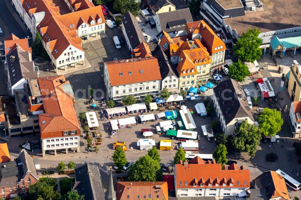 Werl from above - Sale and food stands and trade stalls in the market place in Werl in the state North Rhine-Westphalia, Germany