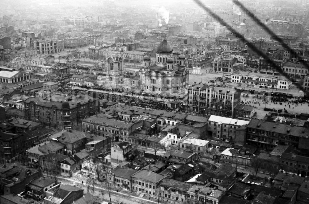 Rostow am Don from above - Sales and food stalls and trade stalls in World War II with the Cathedral of the Nativity of the Virgin Mary and the destroyed bell tower on the street Budonnovskiy Prospekt - Ulitsa Stanislavskogo in the district Leninskiy Rayon in Rostov-on-Don in Rostov Oblast, Russia