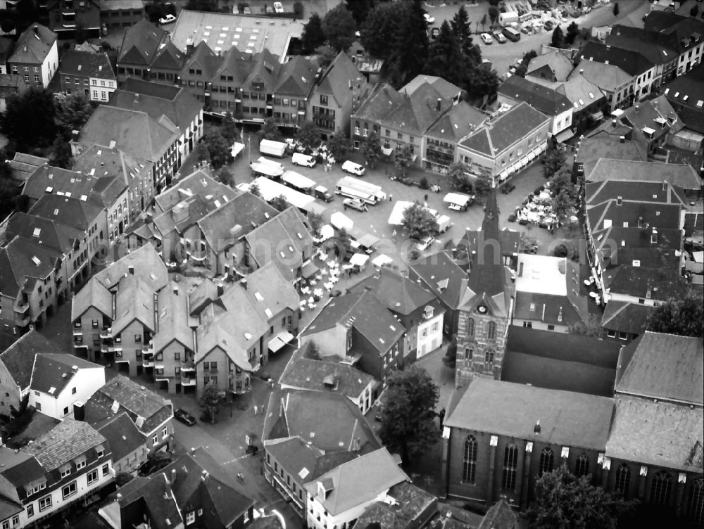 Aerial image Straelen - Sale and food stands and trade stalls in the market place between Markt and Kirchplatz in Straelen in the state North Rhine-Westphalia, Germany