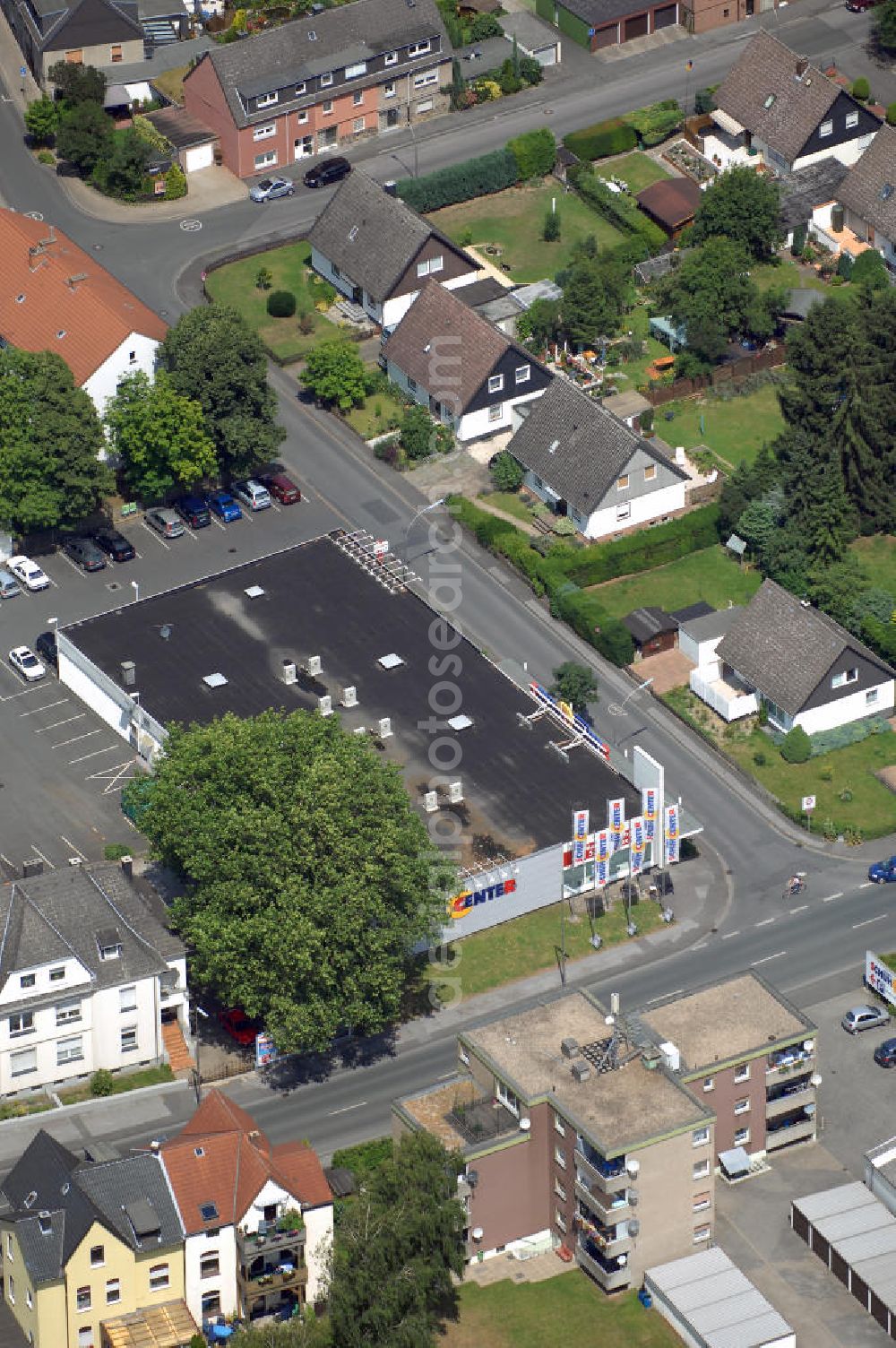 Kamen from the bird's eye view: Verkaufsfläche / Siemes Schuh Center. Adresse: Lünener Str. 47, 59174 Kamen; Vermietung / Verwaltung: Unternehmensgruppe Markus Gerold, An der Vaerstbrücke 1, 59425 Unna, Tel. +49(0)2303 25036-26, Fax +49(0)2303 25036-27, E-Mail: info@markus-gerold.de