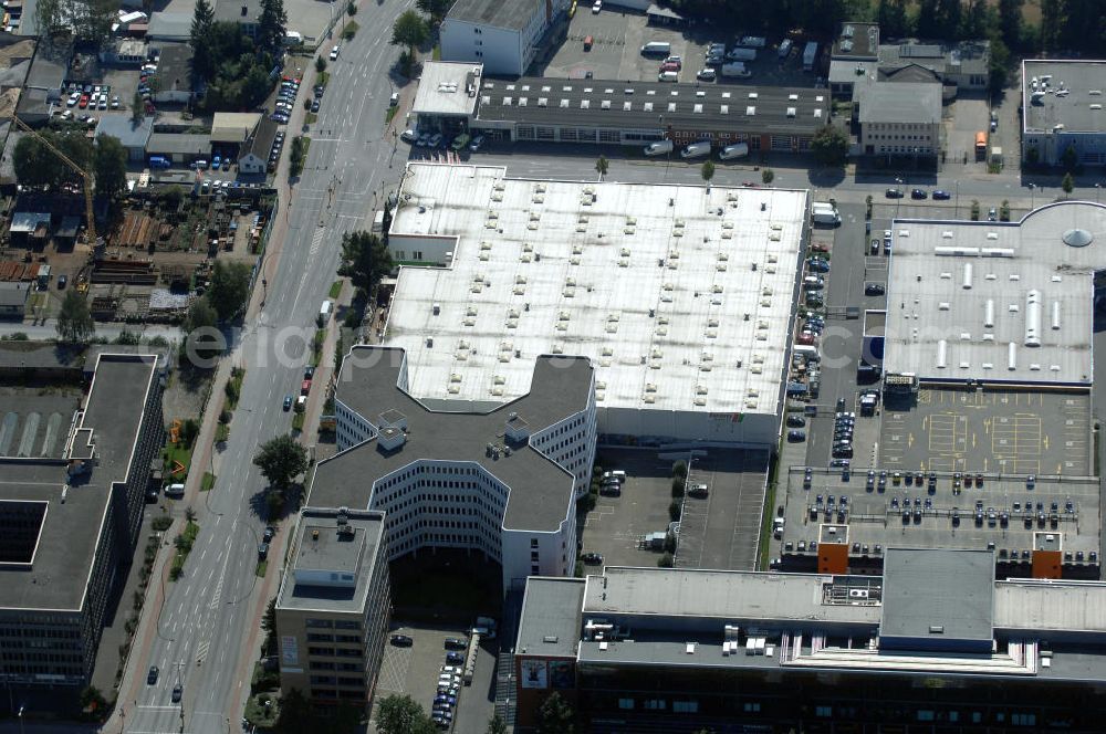 Aerial photograph Hamburg - Blick auf eine Verkaufsfläche vermietet an Toom Baumarkt an der Strasse Am Stadtrand. Ansprechpartner: CORPUS SIREO, Asset Management GmbH, An der Welle 3, 60322 Frankfurt am Main, Tel. +49(0)69 48005 0, Fax +49(0)69 48005 102, Email: frankfurt@corpussireo.com; Kontakt: toom BauMarkt, Am Stadtrand 31-33, 22047 Hamburg-Wandsbek, Tel. +49(0)40 696971 0, Fax +49(0)40 696971 10, Email: kontakt@toom-baumarkt.de