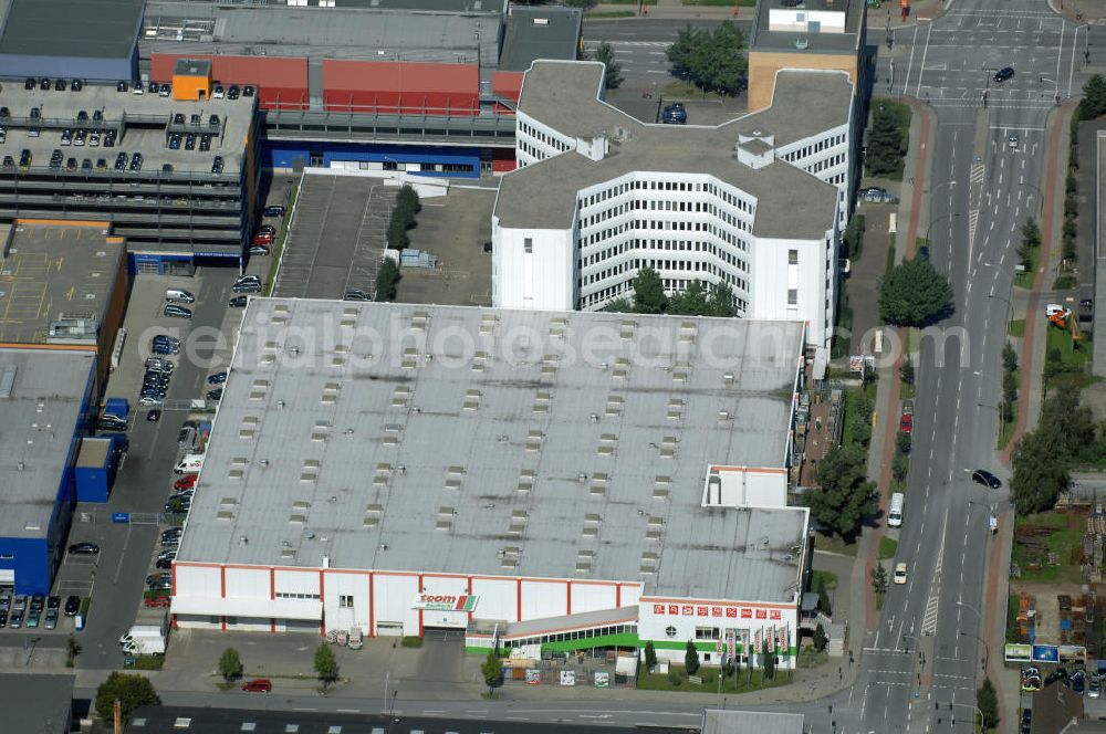 Hamburg from the bird's eye view: Blick auf eine Verkaufsfläche vermietet an Toom Baumarkt an der Strasse Am Stadtrand. Ansprechpartner: CORPUS SIREO, Asset Management GmbH, An der Welle 3, 60322 Frankfurt am Main, Tel. +49(0)69 48005 0, Fax +49(0)69 48005 102, Email: frankfurt@corpussireo.com; Kontakt: toom BauMarkt, Am Stadtrand 31-33, 22047 Hamburg-Wandsbek, Tel. +49(0)40 696971 0, Fax +49(0)40 696971 10, Email: kontakt@toom-baumarkt.de