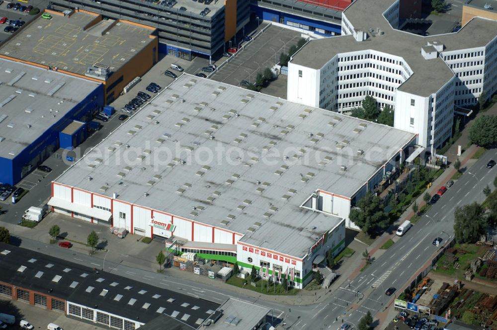 Aerial photograph Hamburg - Blick auf eine Verkaufsfläche vermietet an Toom Baumarkt an der Strasse Am Stadtrand. Ansprechpartner: CORPUS SIREO, Asset Management GmbH, An der Welle 3, 60322 Frankfurt am Main, Tel. +49(0)69 48005 0, Fax +49(0)69 48005 102, Email: frankfurt@corpussireo.com; Kontakt: toom BauMarkt, Am Stadtrand 31-33, 22047 Hamburg-Wandsbek, Tel. +49(0)40 696971 0, Fax +49(0)40 696971 10, Email: kontakt@toom-baumarkt.de