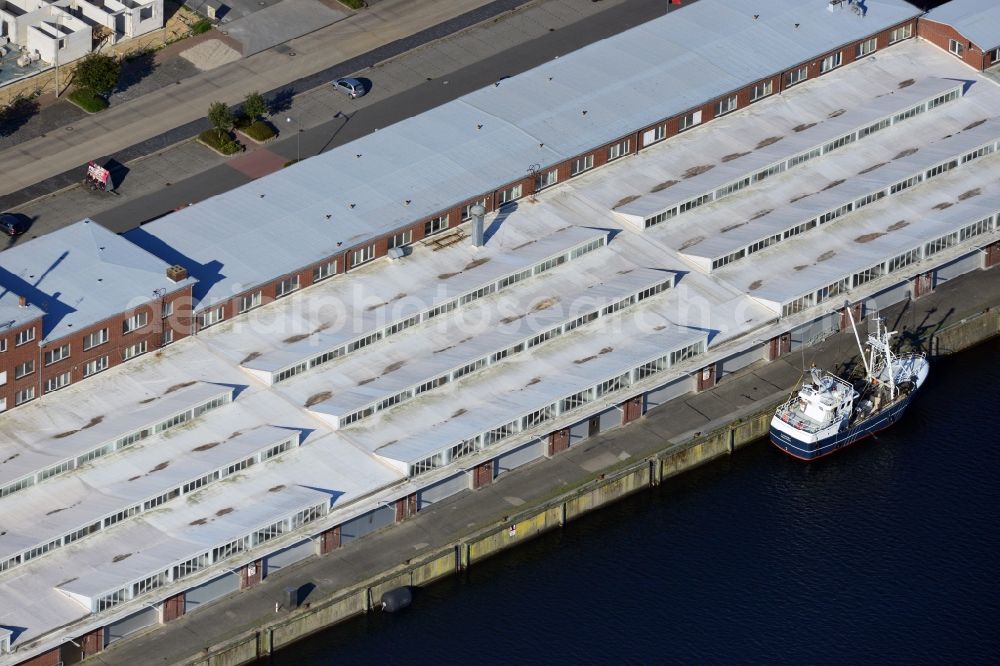 Cuxhaven from the bird's eye view: Meeresfrüchte - und Fischverkaufshalle Nummer 11 am Fischereihafen in der Niedersachsenstraße - am Niedersachsenkai an der Elbe in Cuxhaven im Bundesland Niedersachsen. / Seafood and fish sales hall number 11 in Niedersachsenstrasse - near Niedersachsenkai on the river Elbe in Cuxhaven in Lower Saxony.