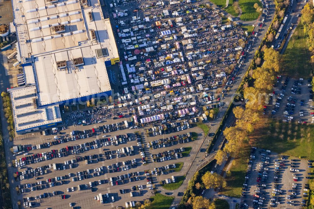 Aerial photograph Duisburg - Stalls and visitors of the flea market on Beecker Strasse in Duisburg in the Ruhr area in the federal state of North Rhine-Westphalia, Germany