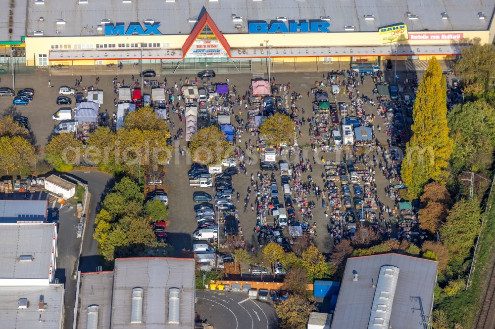 Aerial photograph Hagen - Stalls and visitors to the flea market on Eckeseyer Strasse in Hagen at Ruhrgebiet in the state North Rhine-Westphalia, Germany