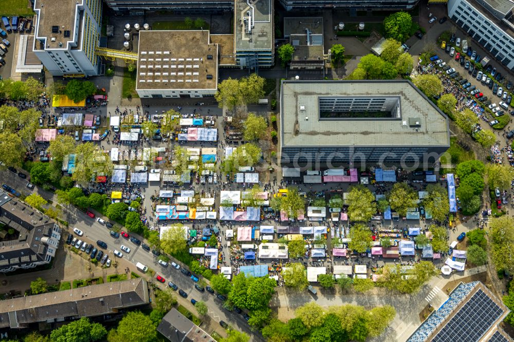 Essen from the bird's eye view: Stalls and visitors to the flea market on street Universitaetsstrasse in Essen at Ruhrgebiet in the state North Rhine-Westphalia, Germany