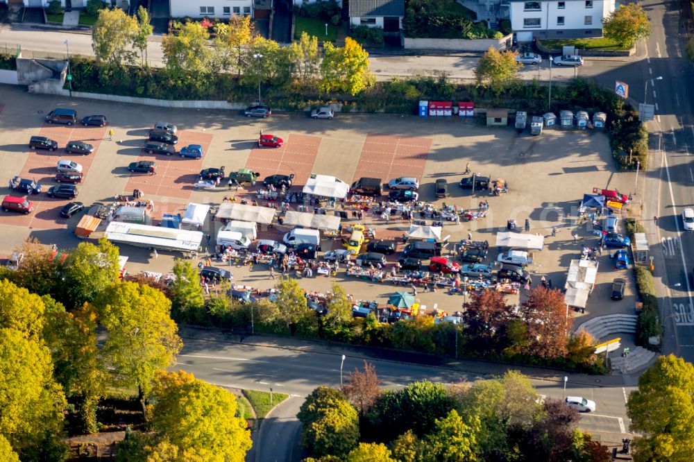 Ennepetal from the bird's eye view: Sales stands and visitors of the flea market and flea market on Flurstrasse in Ennepetal in the Ruhr area in the state of North Rhine-Westphalia, Germany