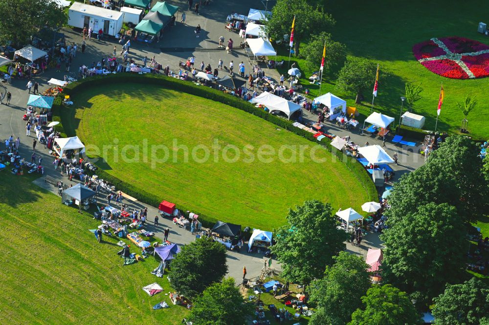 Aerial photograph Bonn - Stalls and visitors to the flea market in the Rheinaue leisure park on street Ludwig-Erhard-Allee in Bonn in the state North Rhine-Westphalia, Germany