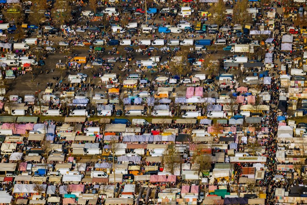 Aerial image Gelsenkirchen - Stalls and visitors to the flea market in Gelsenkirchen in the state North Rhine-Westphalia, Germany