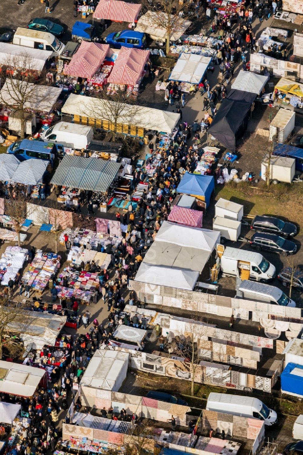 Gelsenkirchen from above - Stalls and visitors to the flea market in Gelsenkirchen in the state North Rhine-Westphalia, Germany