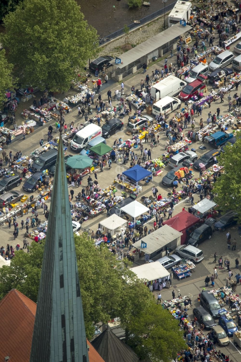 Hagen from the bird's eye view: Stalls and visitors to the flea market in the market square at the Volme and on the Johannis Church Square in Hagen in the state North Rhine-Westphalia