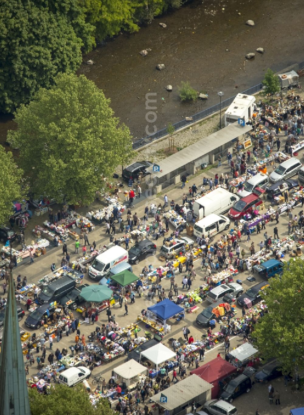 Aerial image Hagen - Stalls and visitors to the flea market in the market square at the Volme and on the Johannis Church Square in Hagen in the state North Rhine-Westphalia