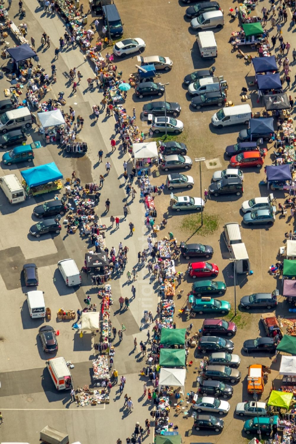 Aerial photograph Essen - Stalls and visitors to the flea market in Essen in the state North Rhine-Westphalia