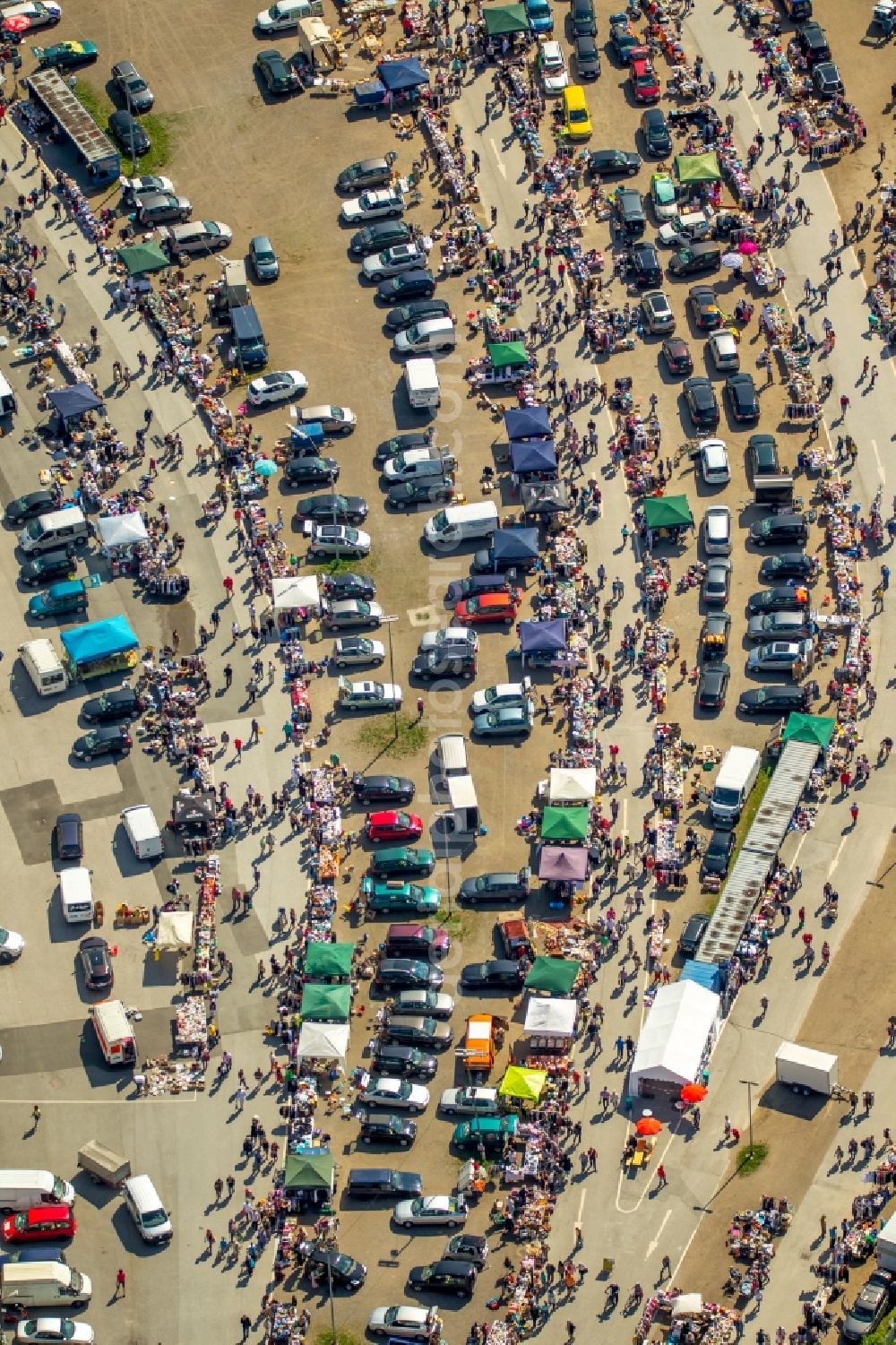 Essen from above - Stalls and visitors to the flea market in Essen in the state North Rhine-Westphalia