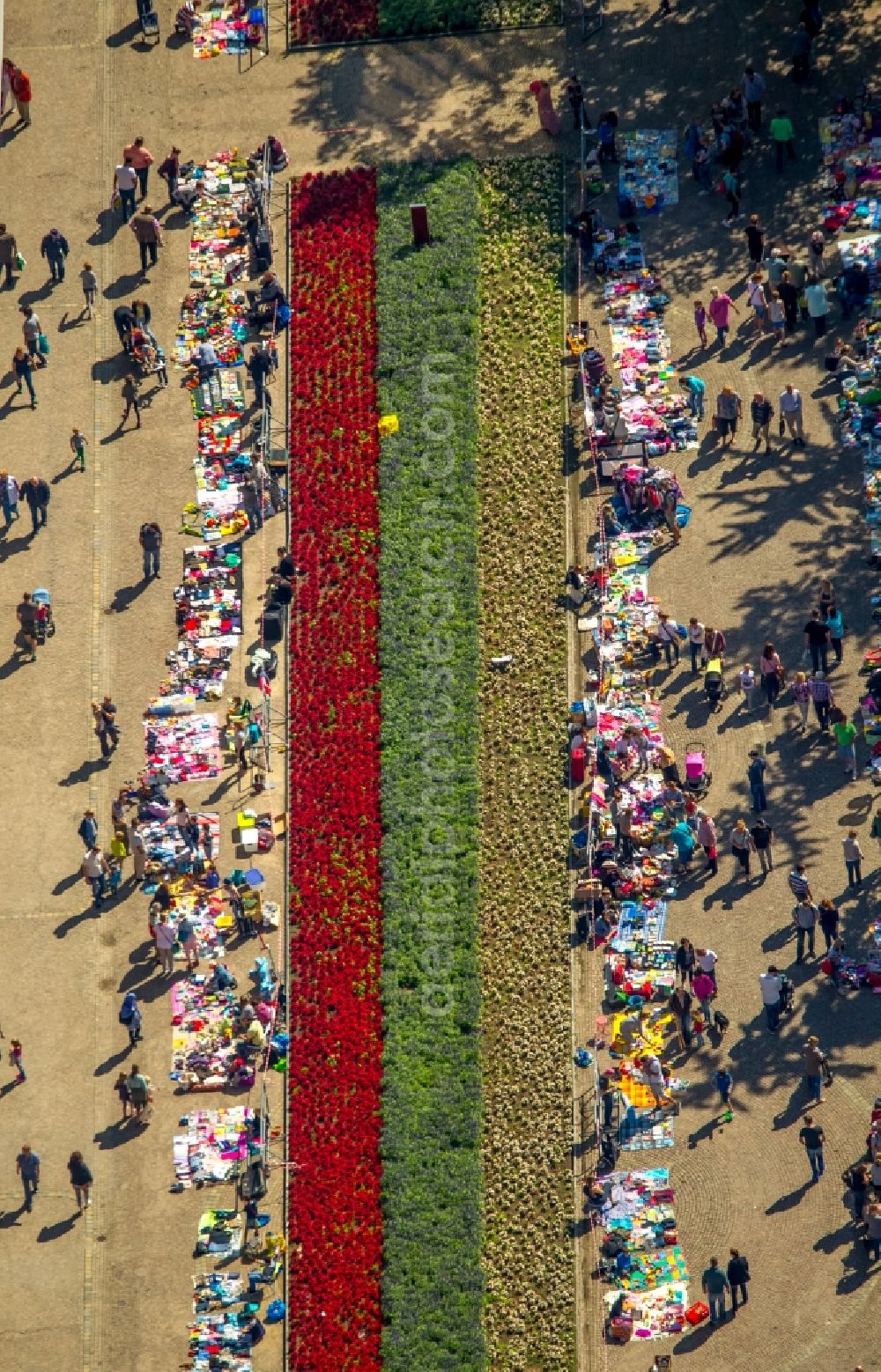 Essen from the bird's eye view: Stalls and visitors to the flea market in Essen in the state North Rhine-Westphalia