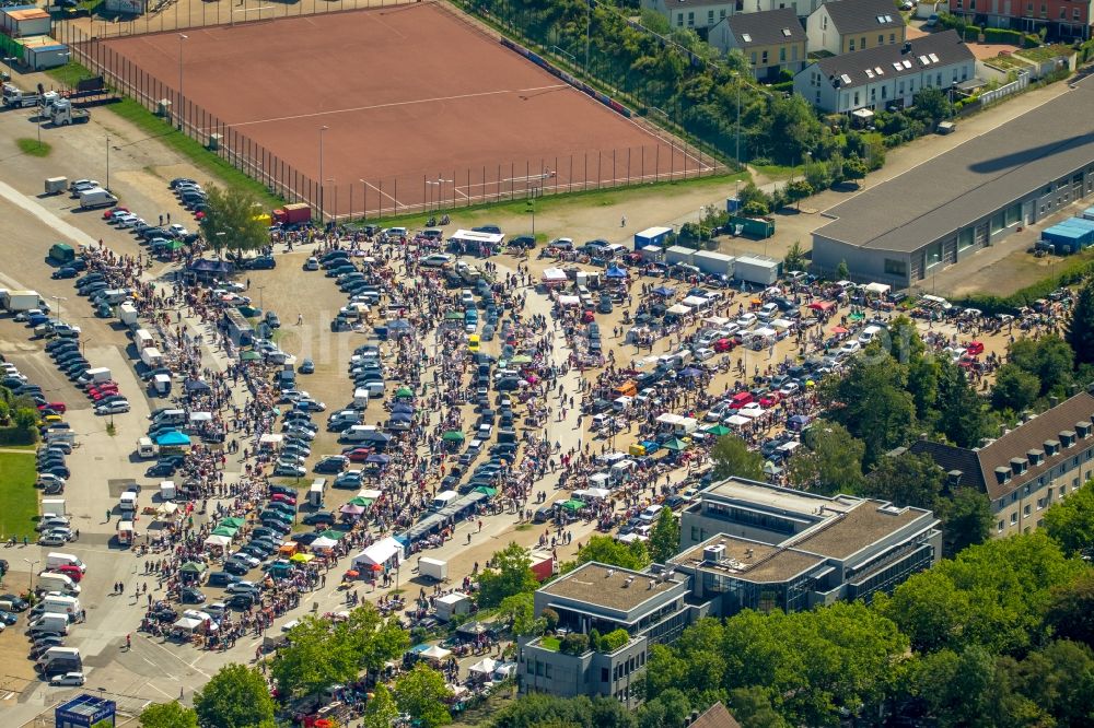 Aerial image Essen - Stalls and visitors to the flea market in Essen in the state North Rhine-Westphalia