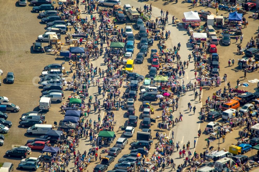 Aerial photograph Essen - Stalls and visitors to the flea market in Essen in the state North Rhine-Westphalia