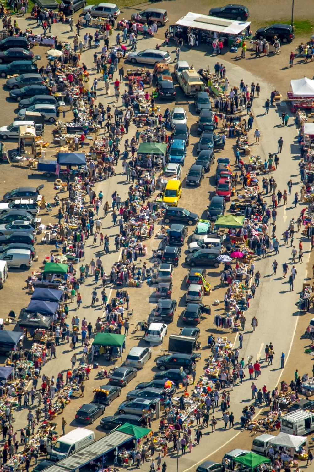 Essen from above - Stalls and visitors to the flea market in Essen in the state North Rhine-Westphalia