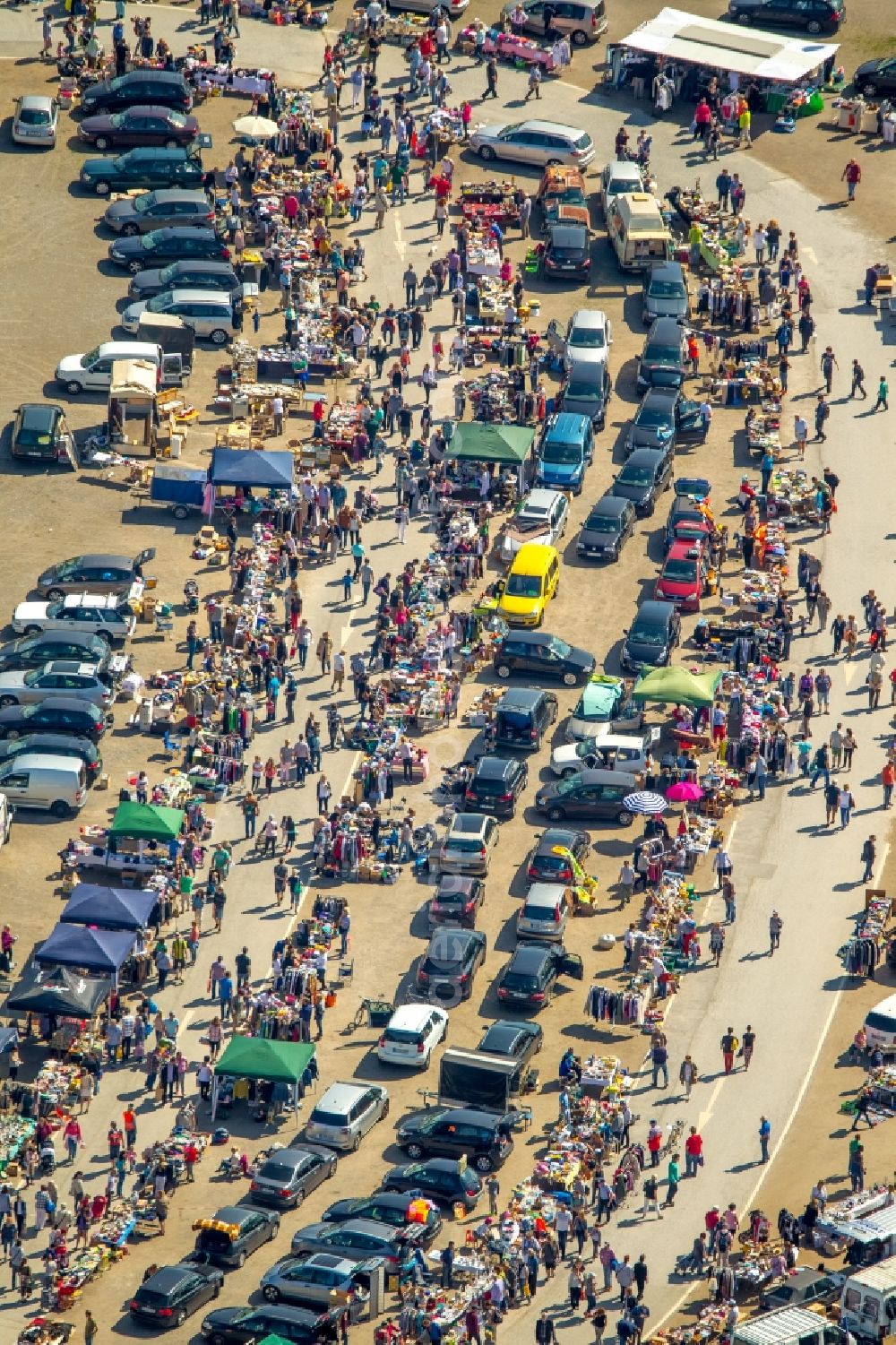 Essen from the bird's eye view: Stalls and visitors to the flea market in Essen in the state North Rhine-Westphalia