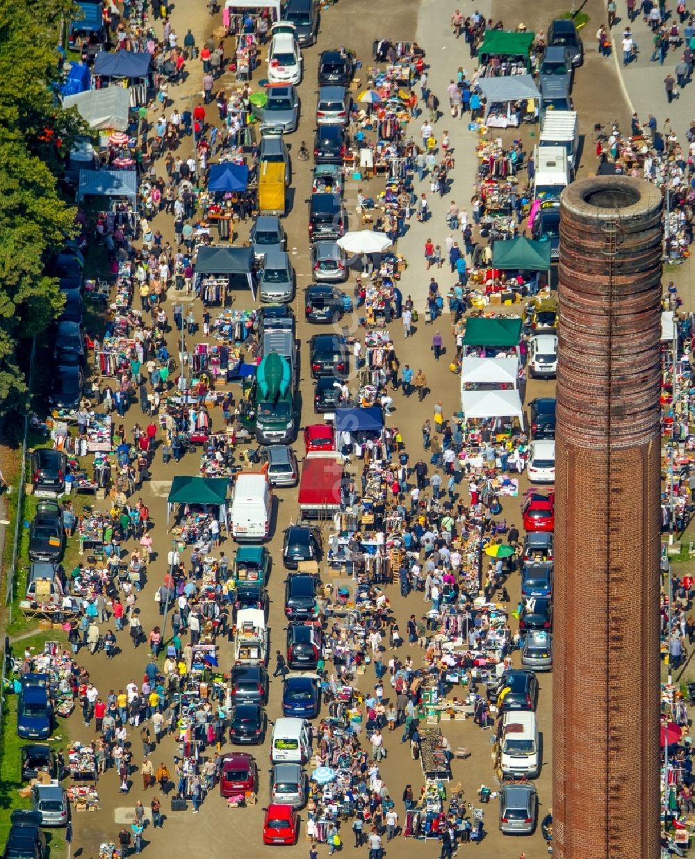 Aerial photograph Essen - Stalls and visitors to the flea market in Essen in the state North Rhine-Westphalia