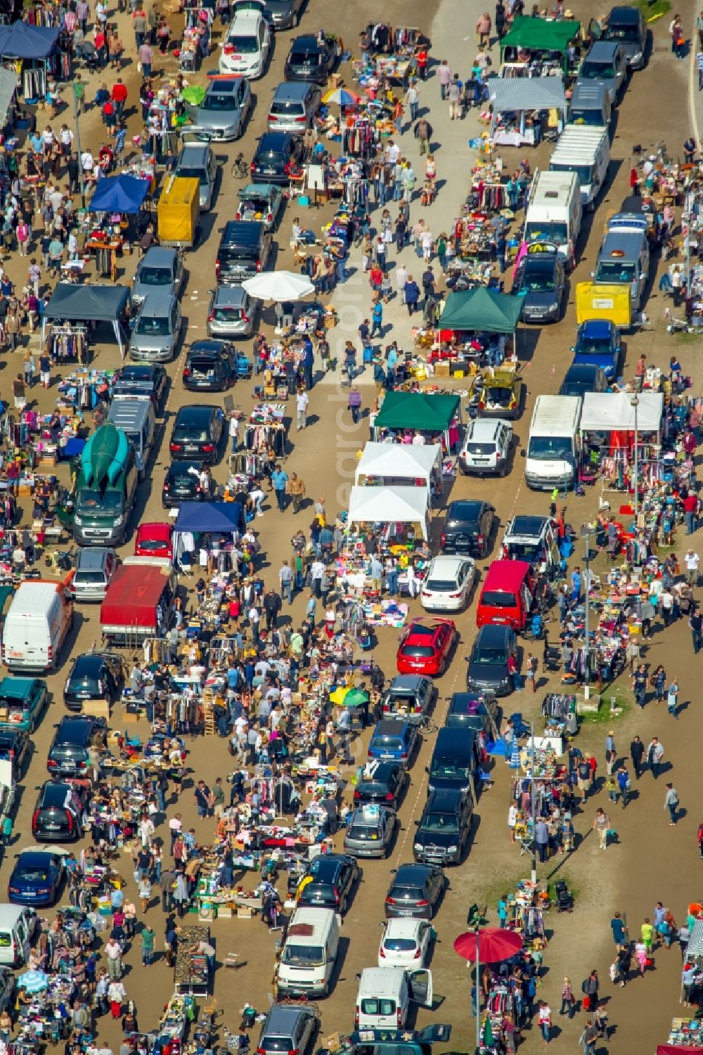 Essen from the bird's eye view: Stalls and visitors to the flea market in Essen in the state North Rhine-Westphalia