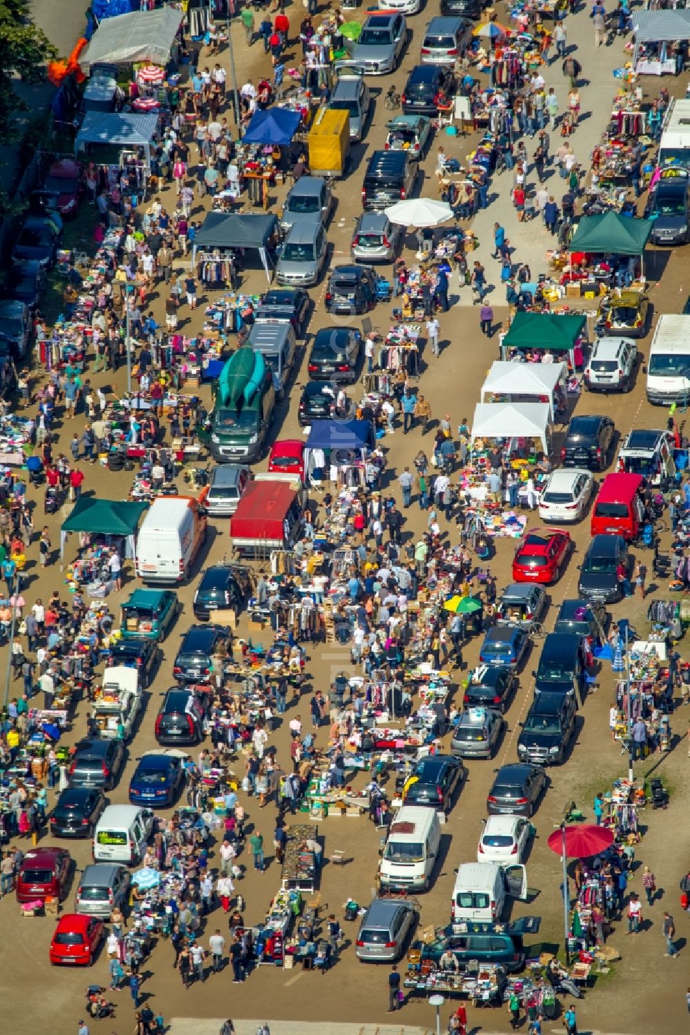 Aerial image Essen - Stalls and visitors to the flea market in Essen in the state North Rhine-Westphalia