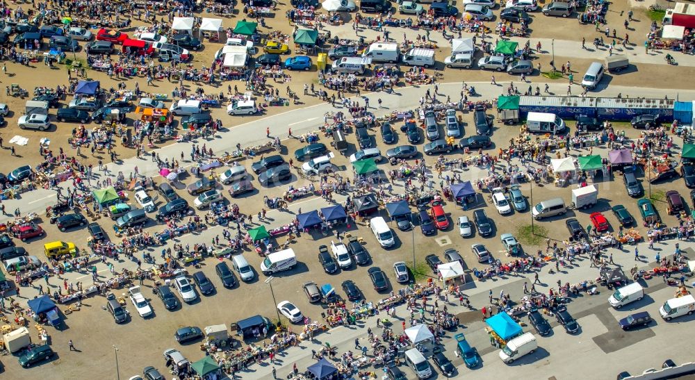 Essen from above - Stalls and visitors to the flea market in Essen in the state North Rhine-Westphalia