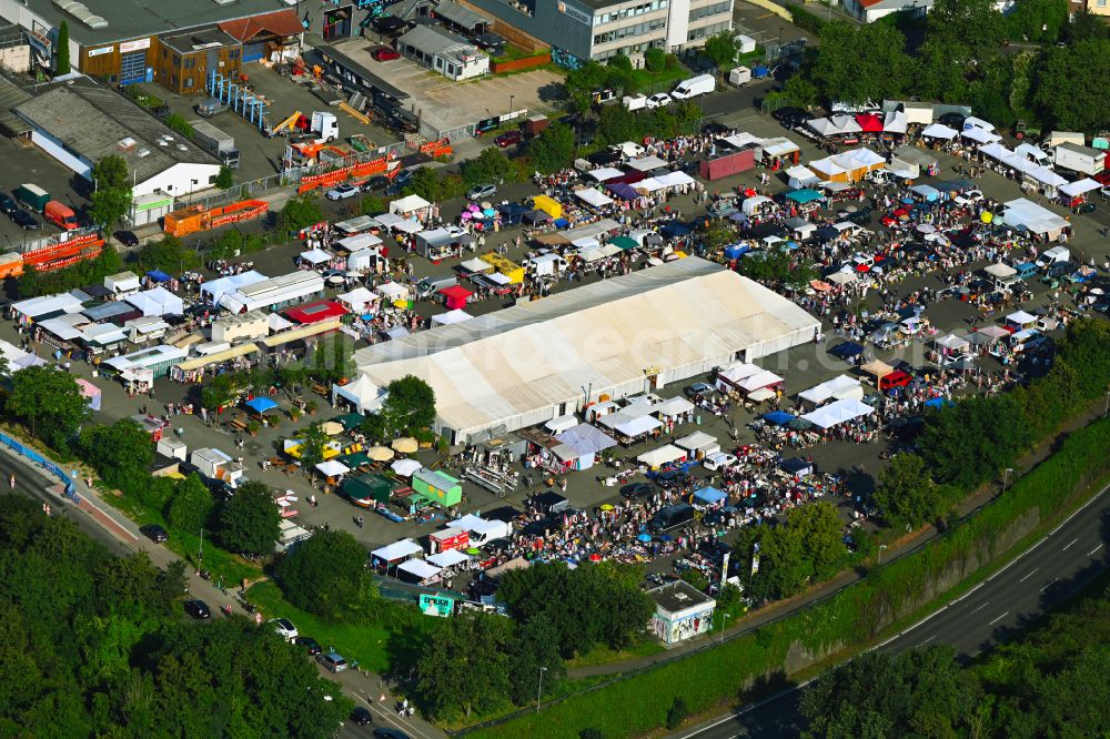 Düsseldorf from above - Stalls and visitors to the flea market on street Ulenbergstrasse in the district Bilk in Duesseldorf at Ruhrgebiet in the state North Rhine-Westphalia, Germany