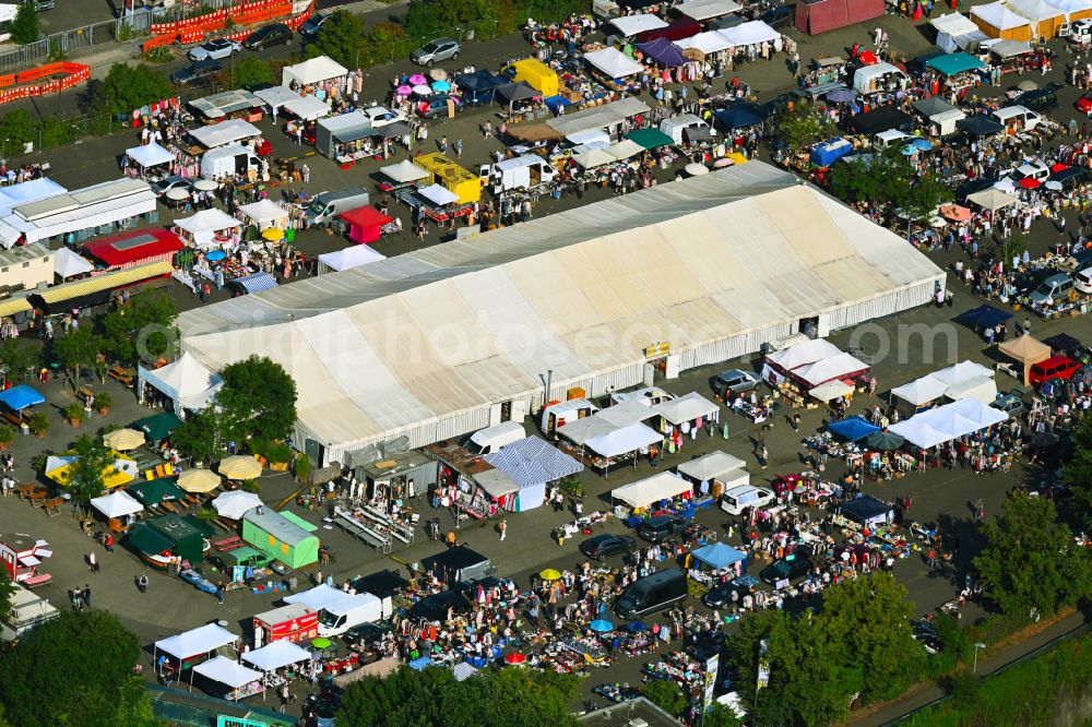 Düsseldorf from the bird's eye view: Stalls and visitors to the flea market on street Ulenbergstrasse in the district Bilk in Duesseldorf at Ruhrgebiet in the state North Rhine-Westphalia, Germany