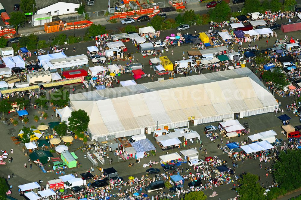 Aerial image Düsseldorf - Stalls and visitors to the flea market on street Ulenbergstrasse in the district Bilk in Duesseldorf at Ruhrgebiet in the state North Rhine-Westphalia, Germany