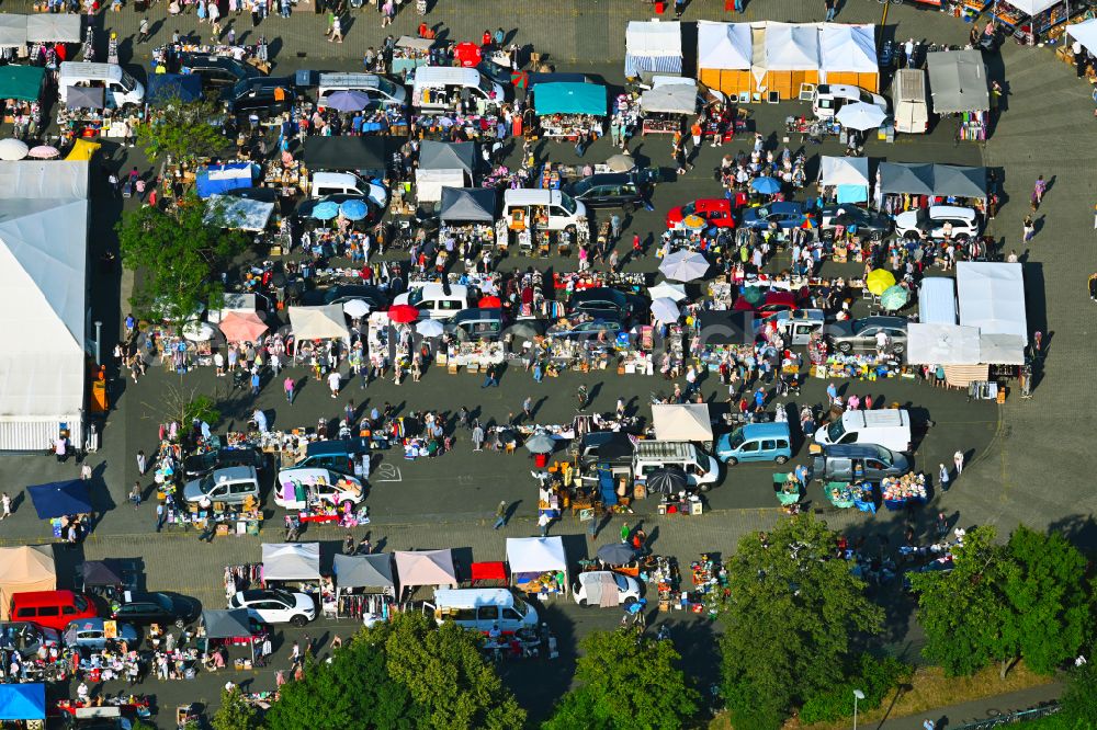 Aerial photograph Düsseldorf - Stalls and visitors to the flea market on street Ulenbergstrasse in the district Bilk in Duesseldorf at Ruhrgebiet in the state North Rhine-Westphalia, Germany