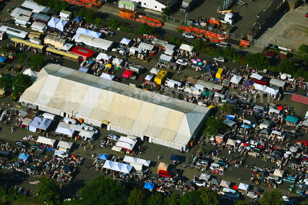 Düsseldorf from above - Stalls and visitors to the flea market on street Ulenbergstrasse in the district Bilk in Duesseldorf at Ruhrgebiet in the state North Rhine-Westphalia, Germany