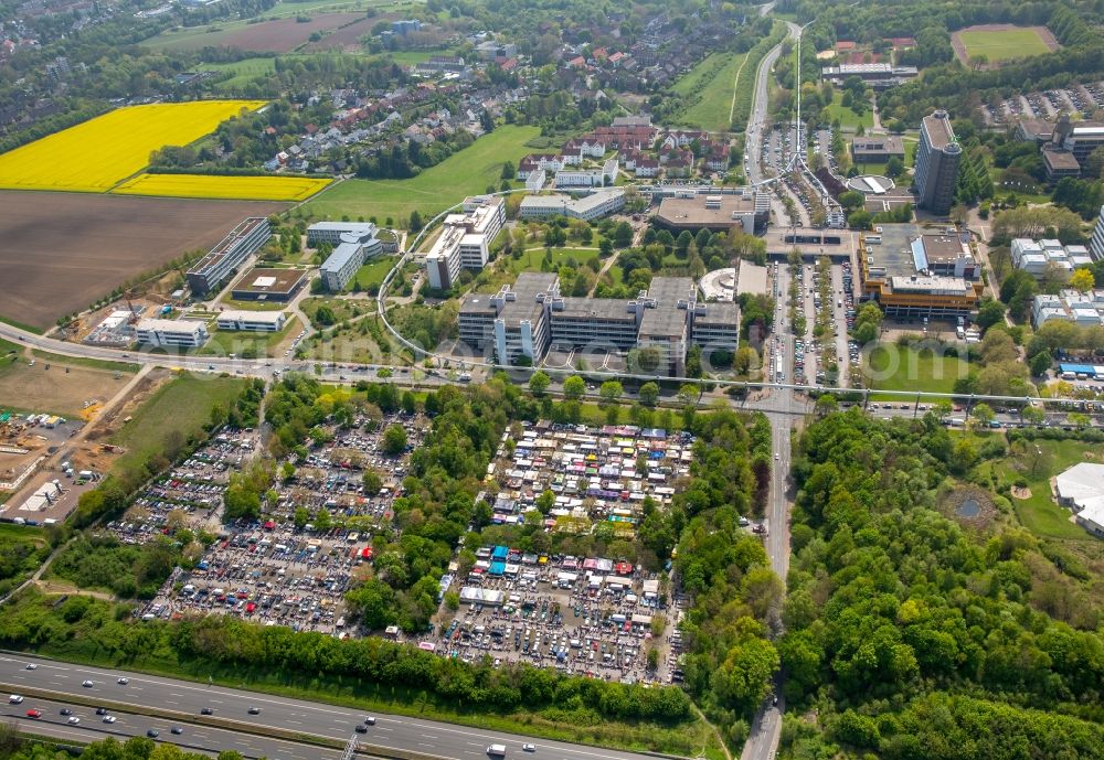 Dortmund from the bird's eye view: Stalls and visitors to the flea market on Emil-Figge-Strasse in the district Hombruch in Dortmund in the state North Rhine-Westphalia