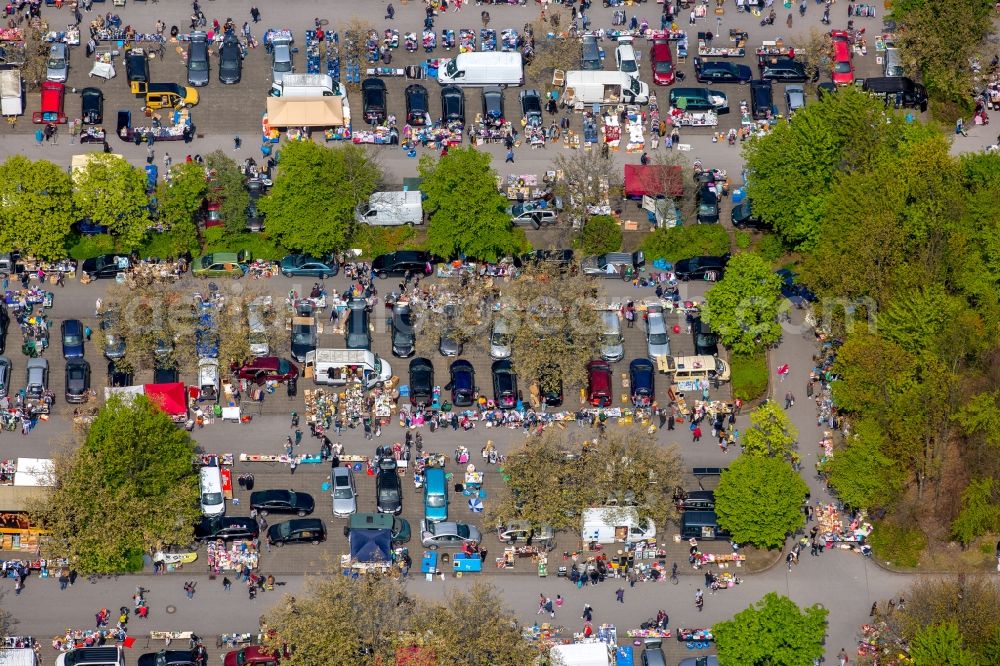 Aerial image Dortmund - Stalls and visitors to the flea market on Emil-Figge-Strasse in the district Hombruch in Dortmund in the state North Rhine-Westphalia