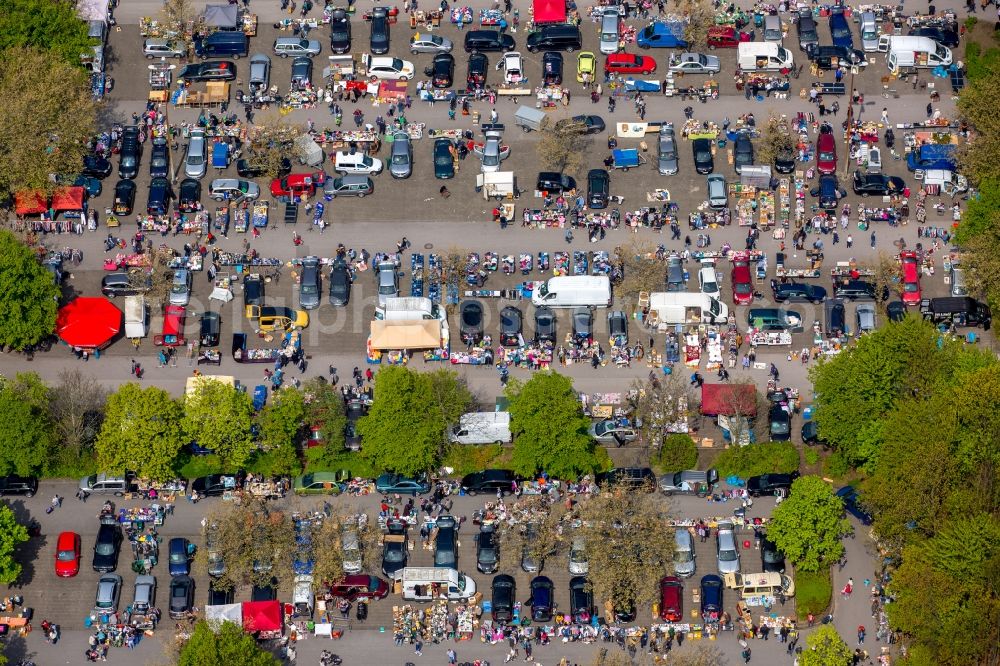 Aerial image Dortmund - Stalls and visitors to the flea market on Emil-Figge-Strasse in the district Hombruch in Dortmund in the state North Rhine-Westphalia