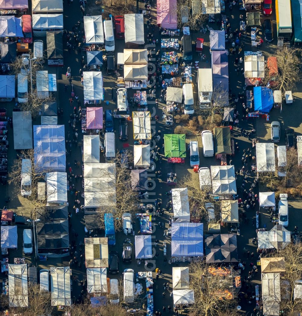 Aerial image Dortmund - Stalls and visitors to the flea market on Emil-Figge-Strasse in the district Hombruch in Dortmund in the state North Rhine-Westphalia