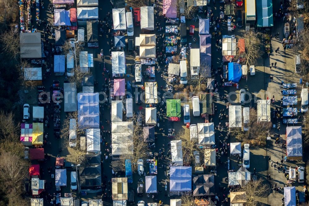 Aerial photograph Dortmund - Stalls and visitors to the flea market on Emil-Figge-Strasse in the district Hombruch in Dortmund in the state North Rhine-Westphalia