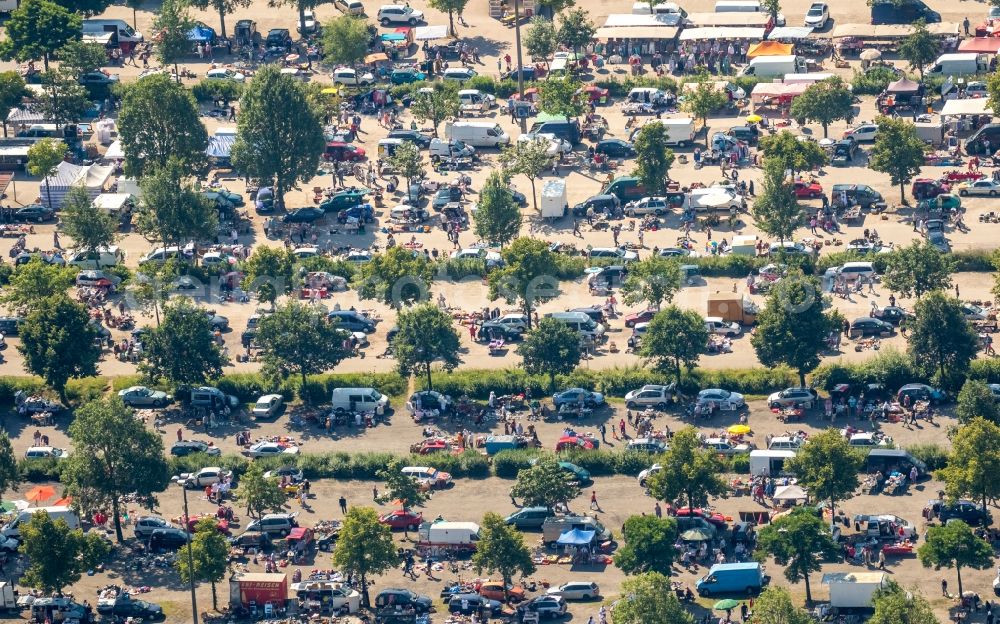 Aerial photograph Gelsenkirchen - Stalls and visitors to the flea market on Parkallee in Gelsenkirchen in the state North Rhine-Westphalia