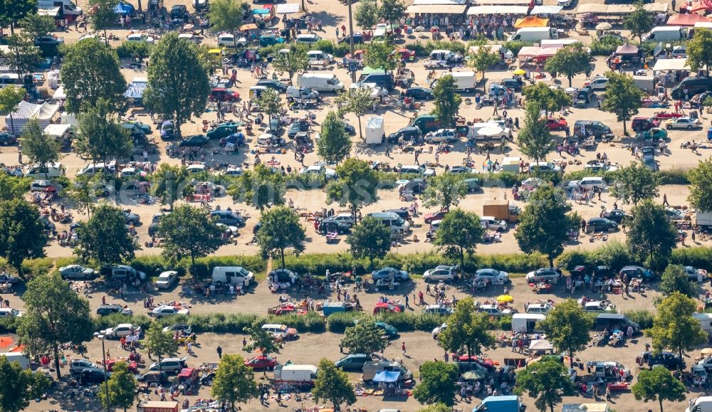 Gelsenkirchen from above - Stalls and visitors to the flea market on Parkallee in Gelsenkirchen in the state North Rhine-Westphalia