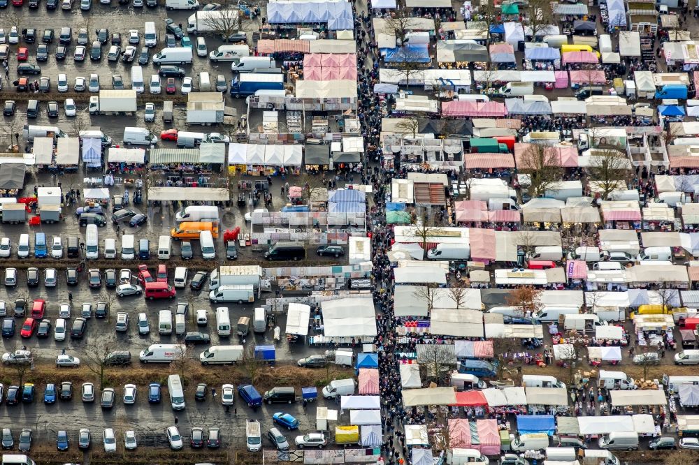 Aerial photograph Gelsenkirchen - Stalls and visitors to the flea market Willy-Brandt-Allee in the district Gelsenkirchen-Ost in Gelsenkirchen in the state North Rhine-Westphalia