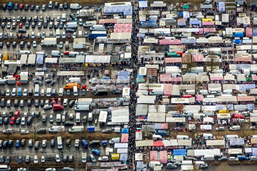 Gelsenkirchen from above - Stalls and visitors to the flea market Willy-Brandt-Allee in the district Gelsenkirchen-Ost in Gelsenkirchen in the state North Rhine-Westphalia