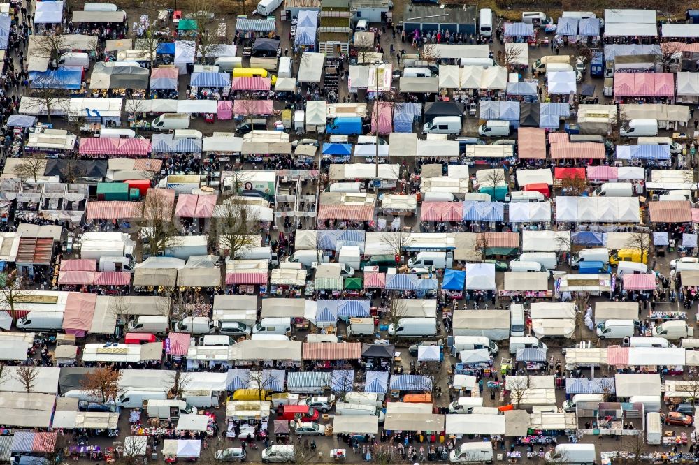 Gelsenkirchen from the bird's eye view: Stalls and visitors to the flea market Willy-Brandt-Allee in the district Gelsenkirchen-Ost in Gelsenkirchen in the state North Rhine-Westphalia