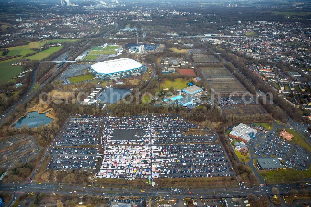 Gelsenkirchen from above - Stalls and visitors to the flea market Willy-Brandt-Allee in the district Gelsenkirchen-Ost in Gelsenkirchen in the state North Rhine-Westphalia