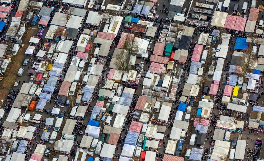 Aerial image Gelsenkirchen - Stalls and visitors to the flea market Willy-Brandt-Allee in the district Gelsenkirchen-Ost in Gelsenkirchen in the state North Rhine-Westphalia