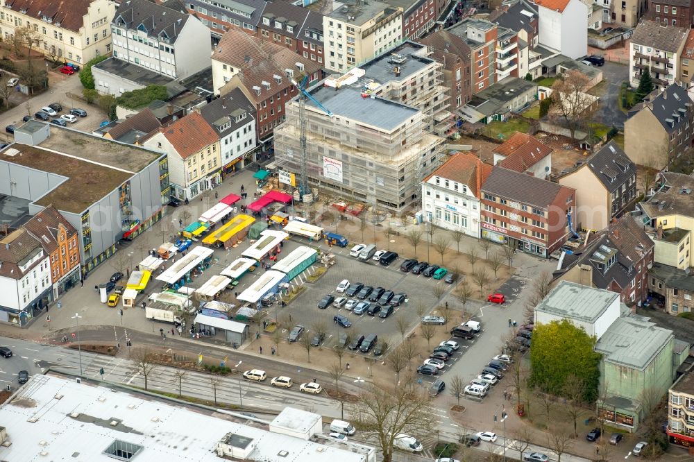 Aerial photograph Gladbeck - Sale stands and trade stalls in the market place in Gladbeck in the state North Rhine-Westphalia