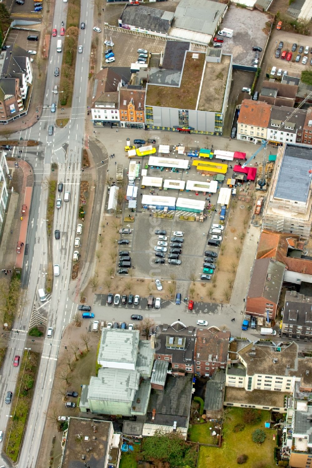 Gladbeck from above - Sale stands and trade stalls in the market place in Gladbeck in the state North Rhine-Westphalia